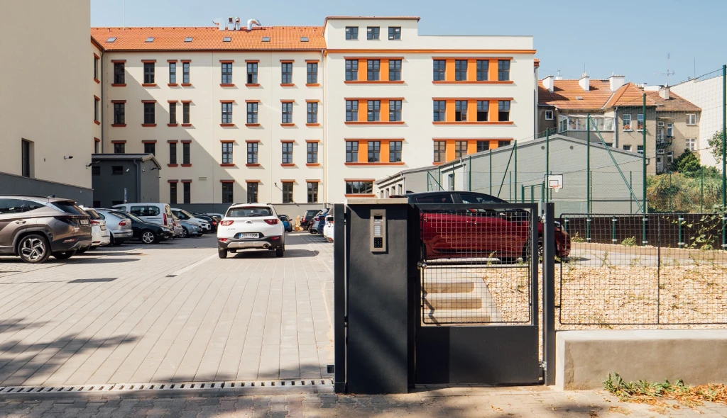 Interkomy i&nbsp;omezení přístupu na dálku. Otevírá nejbezpečnější škola v Česku