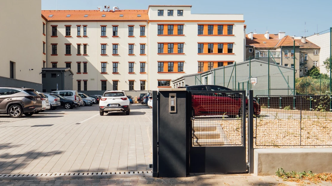 Interkomy i omezení přístupu na dálku. Otevírá nejbezpečnější škola v Česku