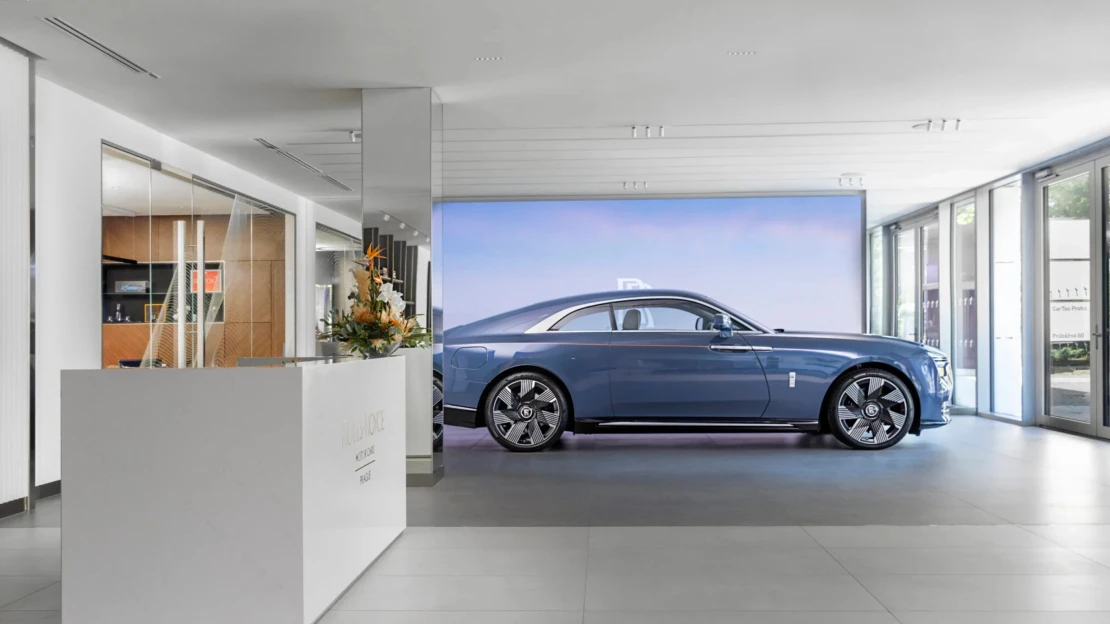 Dveře za tři miliony. Rolls-Royce ukázal nový showroom, kam chodí nejbohatší Češi