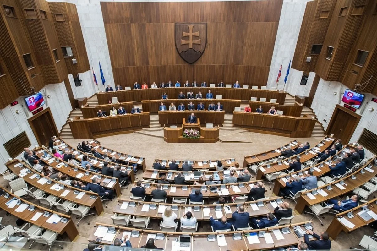 Vyšší DPH a nová daň pro firmy. Slovenský parlament schválil konsolidační balíček