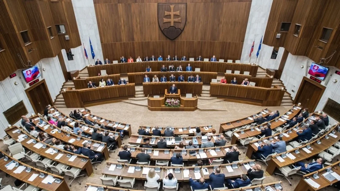 Vyšší DPH a nová daň pro firmy. Slovenský parlament schválil konsolidační balíček