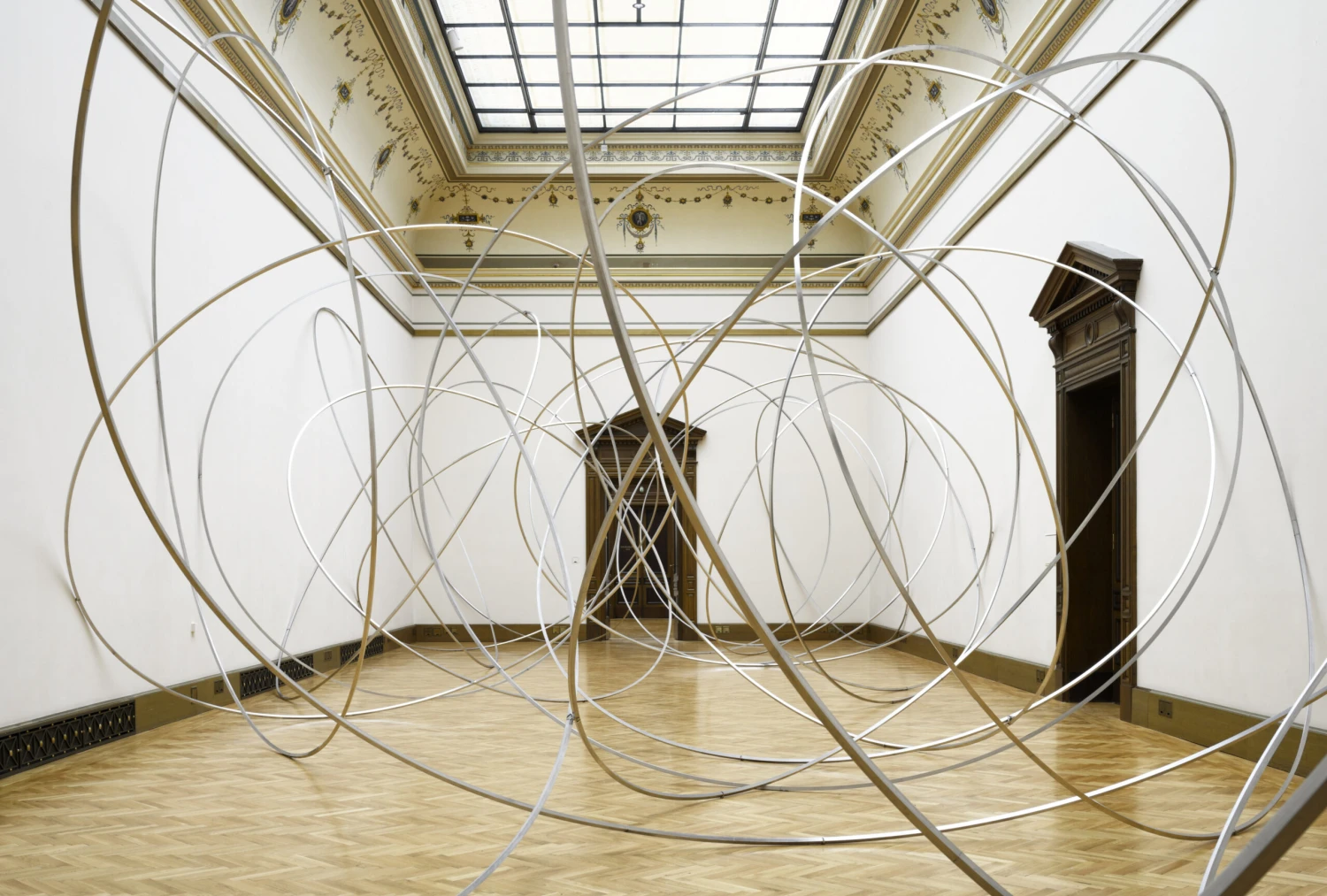 Antony Gormley / Pavla Melková, pohled do instalace, Orbit Field (2024).