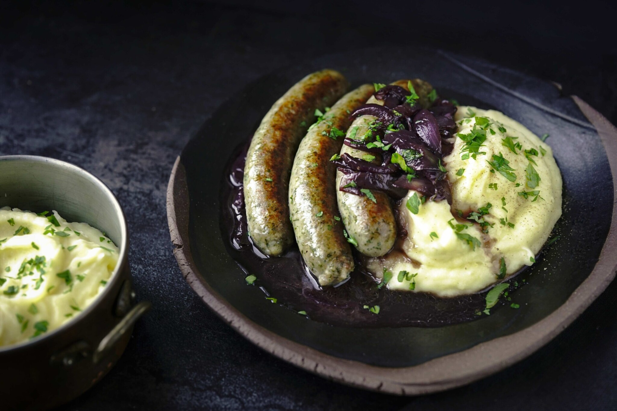 Hospodské jídlo bangers & mash. Britský comfort food prohřeje i český podzim