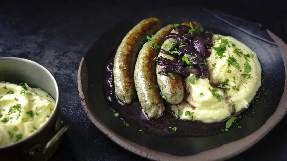 Hospodské jídlo bangers & mash. Britský comfort food prohřeje i český podzim