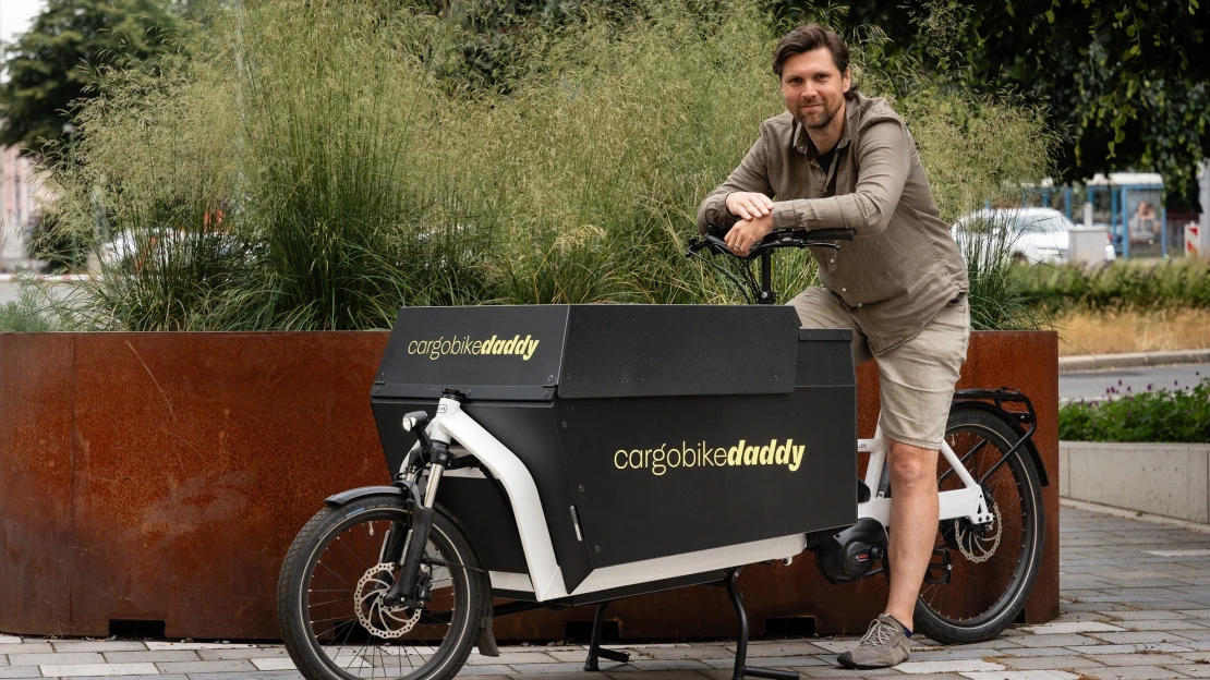 Budí respekt i pocit štěstí. Cargo Bike Daddy šíří alternativní způsob dopravy