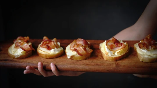 Bruschetta po česku. Potěšte se zapečenými chlebíčky s jablky, slaninou &#038; hermelínem