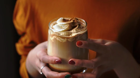 Ikonický nápoj podzimu. Připravte si domácí pumpkin spice latte krok za krokem