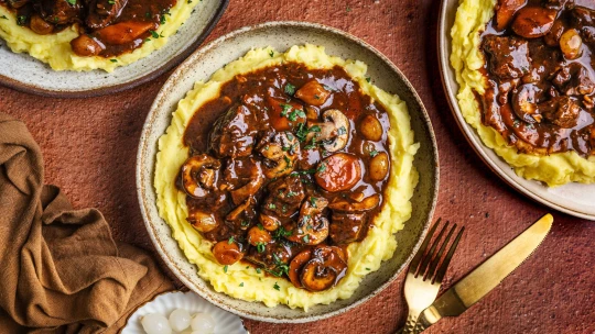 Od farmářských hrnců k michelinským hvězdám. Perfektní bourguignon krok za krokem