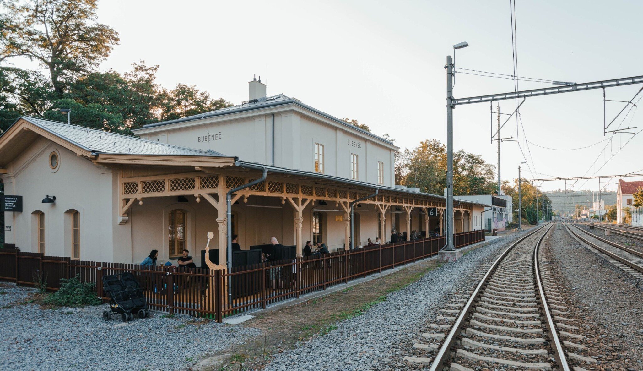 Bezpečný trainspotting. Nádraží Bubeneč se proměnilo v bistro a kulturní centrum