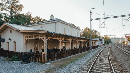 Bezpečný trainspotting. Nádraží Bubeneč se proměnilo v&nbsp;bistro a&nbsp;kulturní centrum