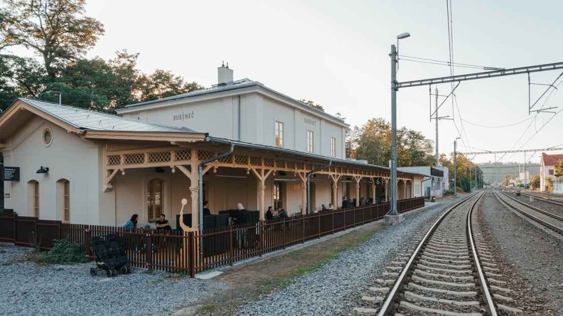 Bezpečný trainspotting. Nádraží Bubeneč se proměnilo v bistro a kulturní centrum