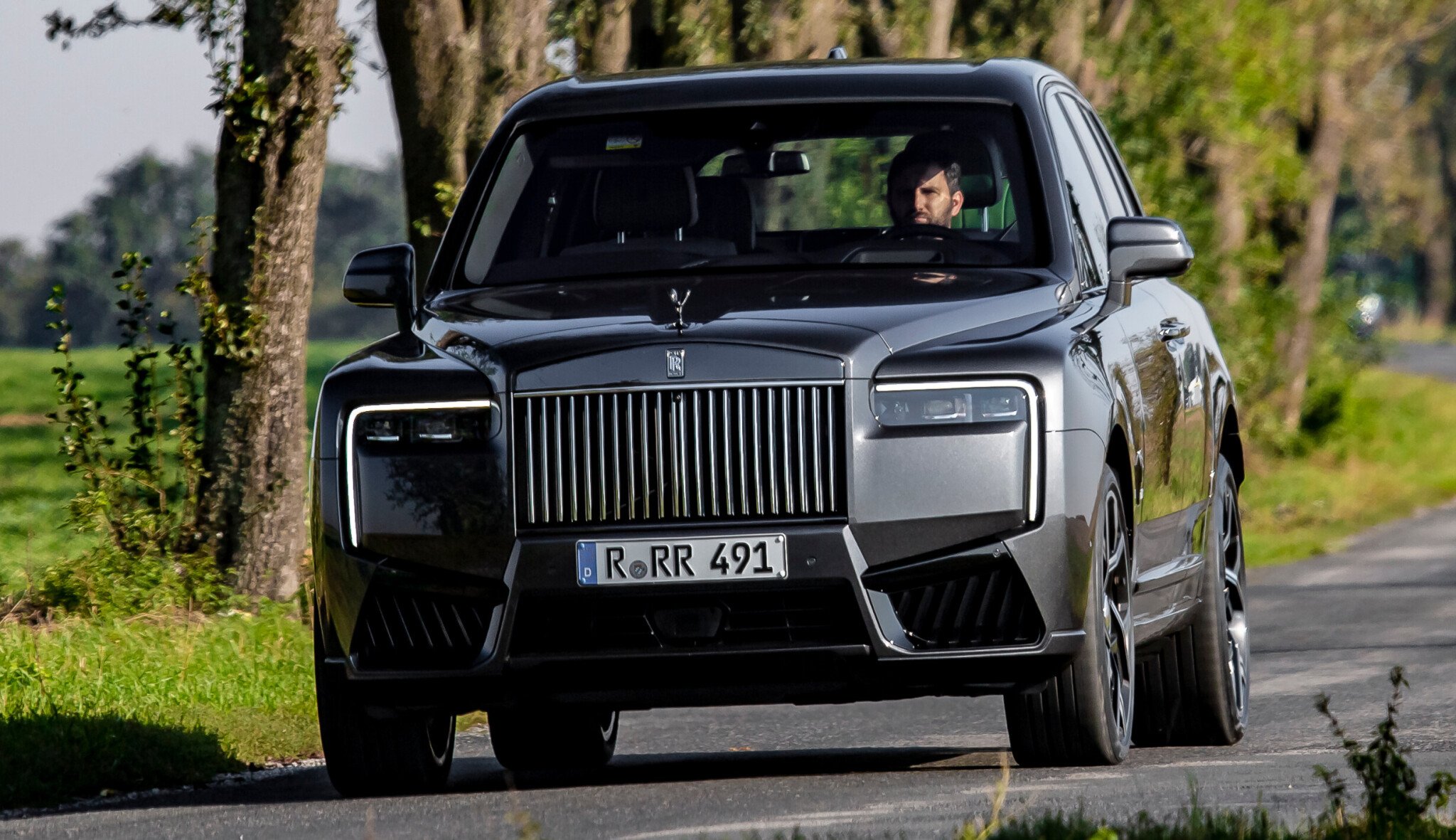 Jeden den s Rolls-Royce Cullinan. Nepotřebujete řidiče, ale šampaňské