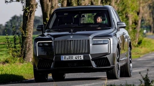 Jeden den s Rolls-Royce Cullinan. Nepotřebujete řidiče, ale šampaňské