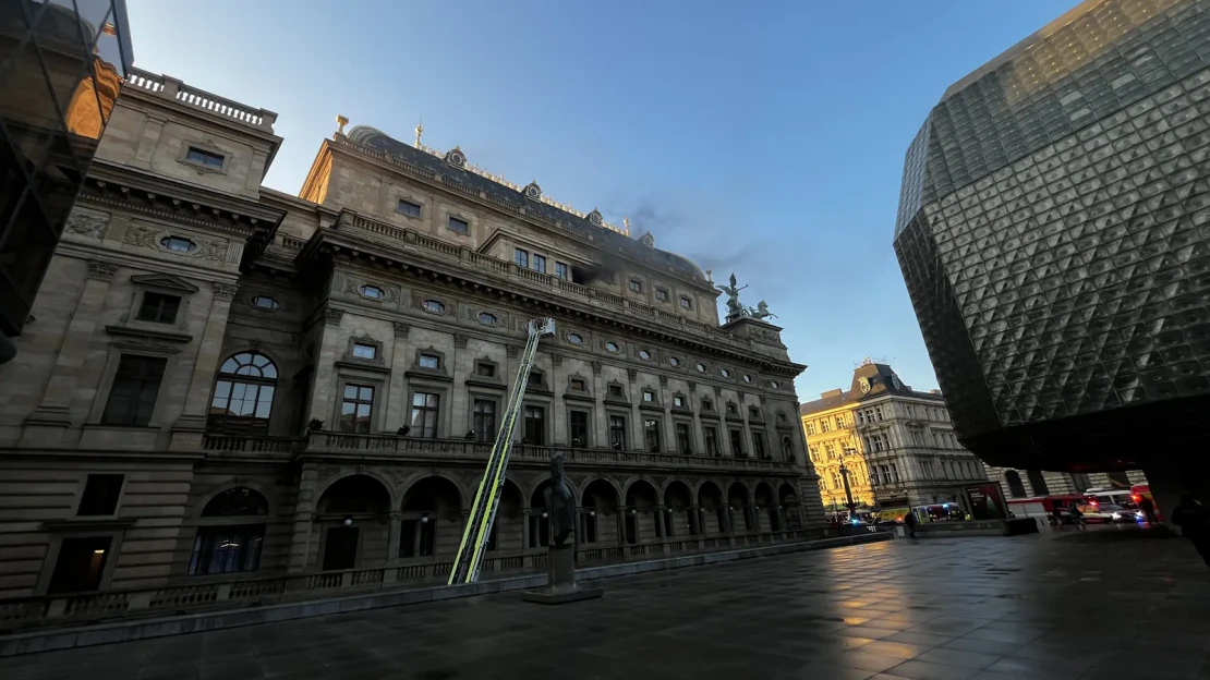 Požár v Národním divadle způsobil škodu deset milionů. Hořet nejspíš začlo ve stoupačce