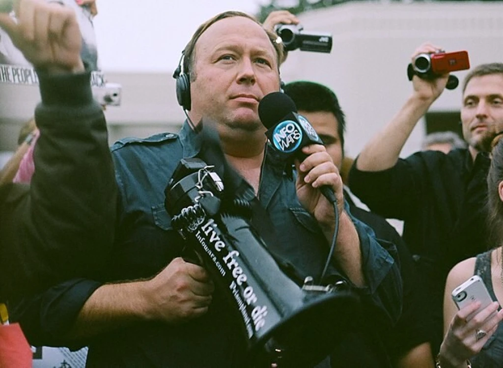 Satirický web The Onion odkoupil Infowars. Alex Jones tak přichází o své kontroverzní médium