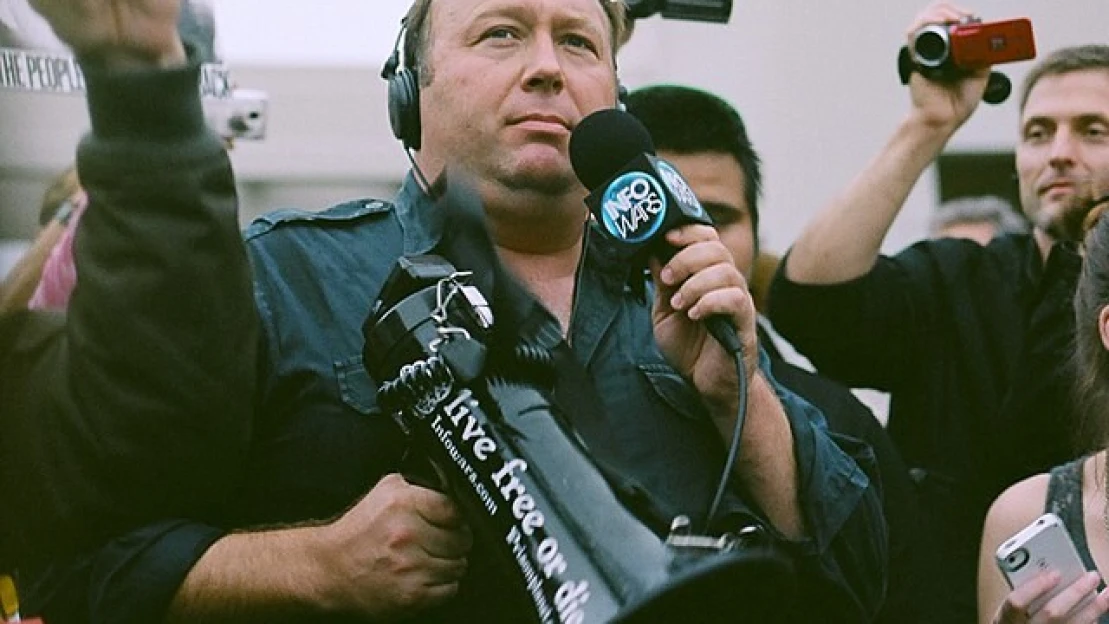 Satirický web The Onion odkoupil Infowars. Alex Jones tak přichází o své kontroverzní médium