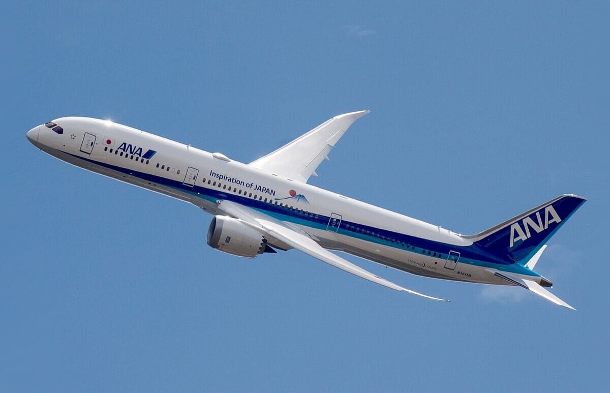 Boeing 787-9 musel nouzově přistát u Říma. Z motorů letadla začaly šlehat plameny