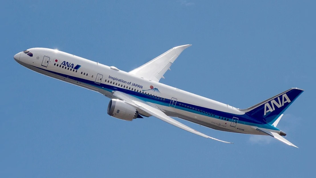 Boeing 787-9 musel nouzově přistát u Říma. Z motorů letadla začaly šlehat plameny