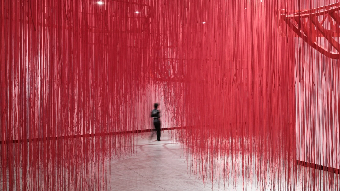 Neklidná duše Chiharu Shioty. Umělkyně zahalila Kunsthalle do rudé a černé příze