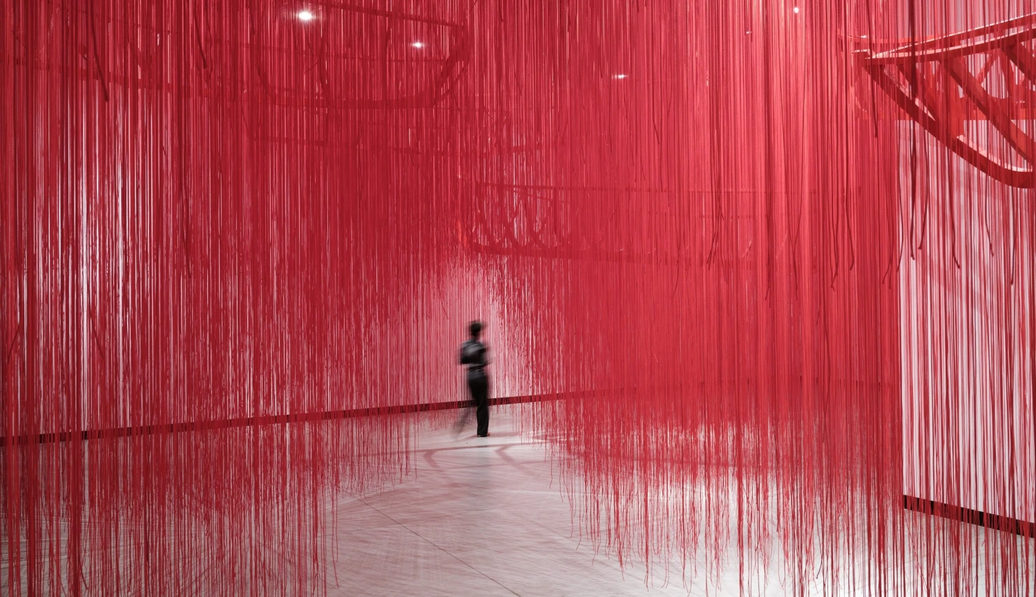 Neklidná duše Chiharu Shioty. Umělkyně zahalila Kunsthalle do rudé a černé příze