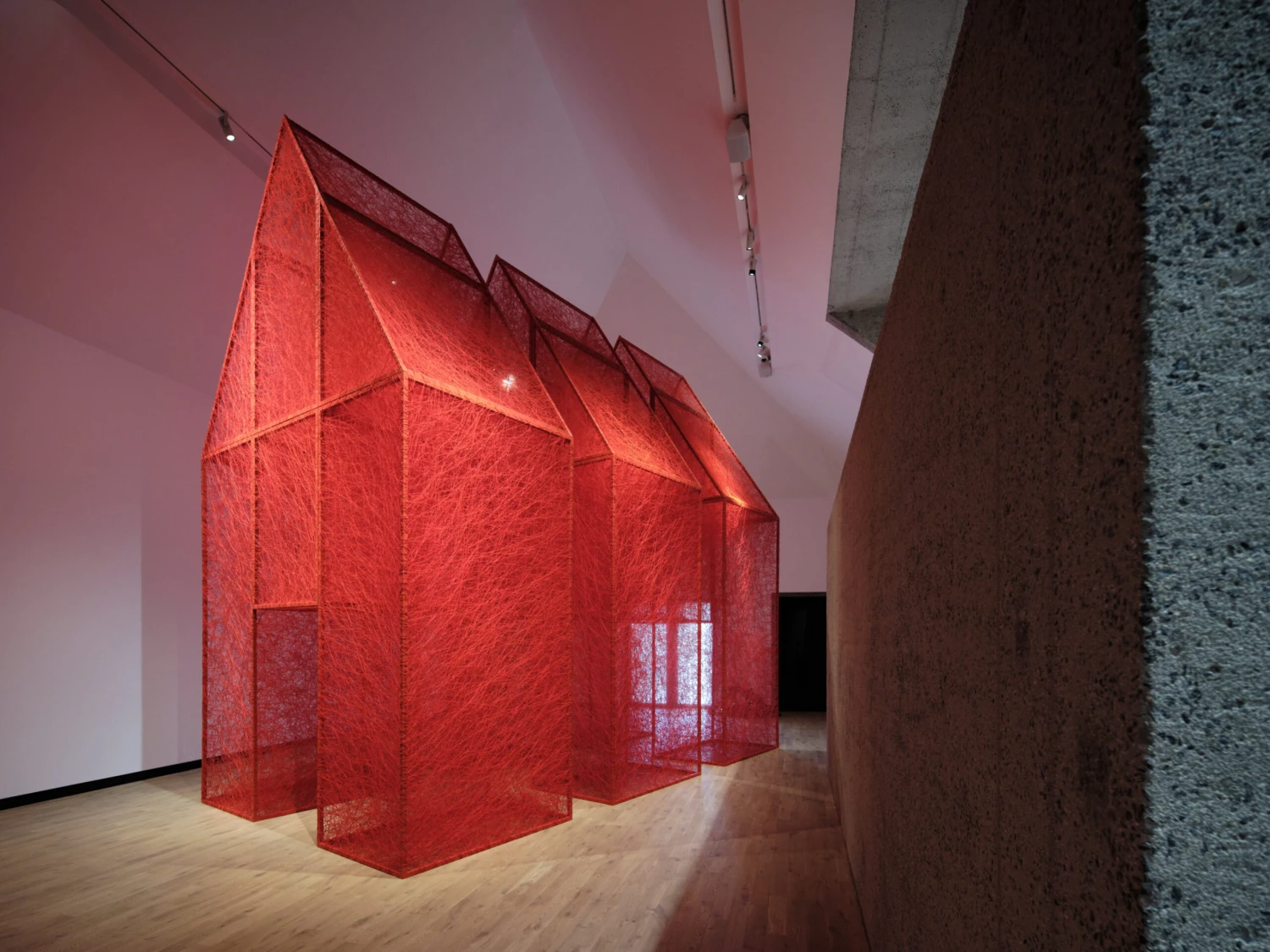 Chiharu Shiota v Kunsthalle Praha