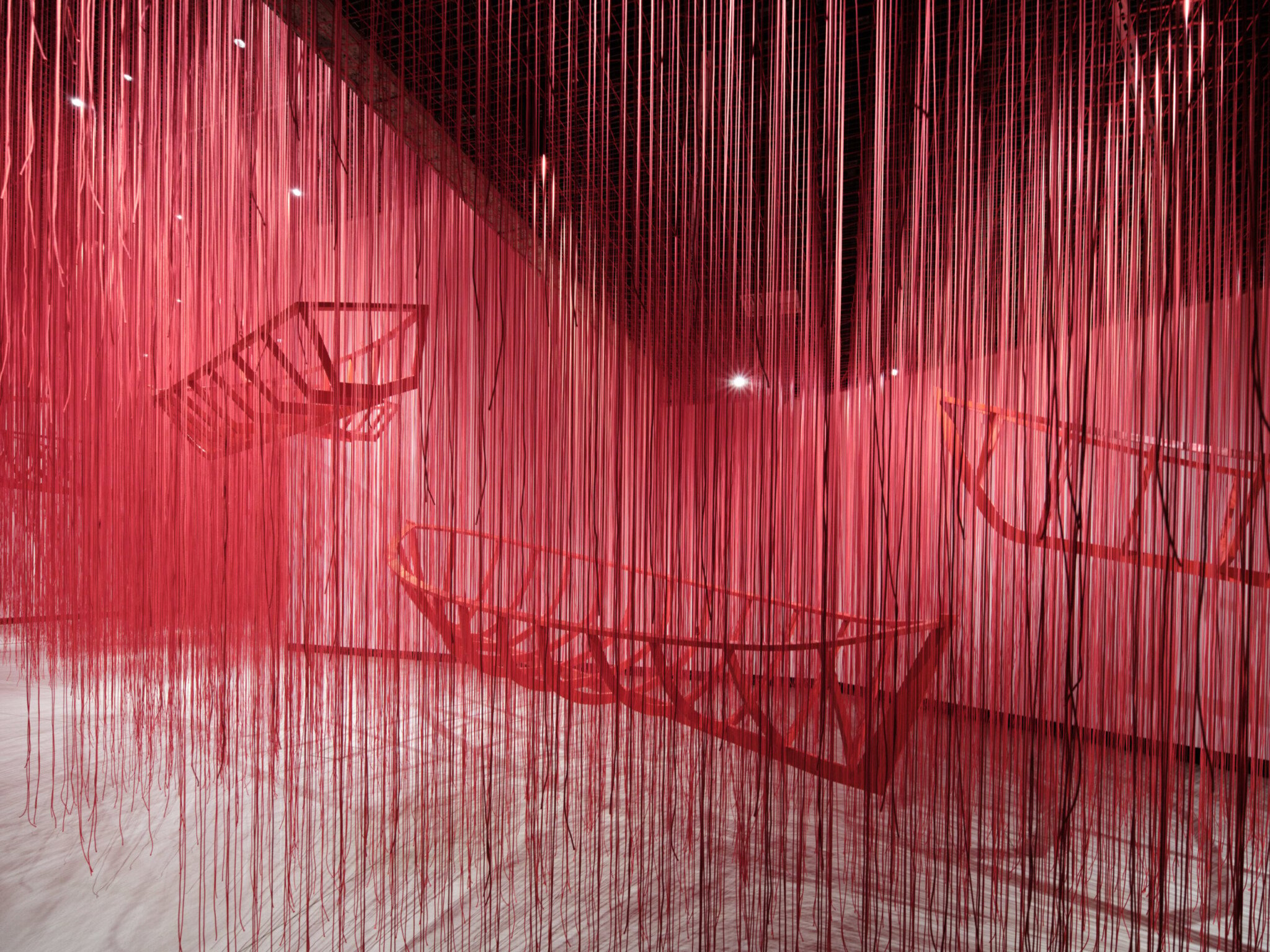 Chiharu Shiota v Kunsthalle Praha