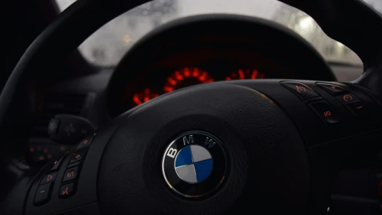 Problémy s brzdami a slabá poptávka v Číně. Zisk BMW klesl o 84 procent