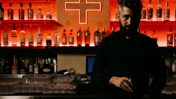 Zpovědnice, nebo bar? Živelný Bitter Priest nabízí obojí v&nbsp;centru Prahy