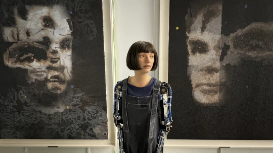 Milionový obraz od robota i&nbsp;nové české galerie. Jaké novinky hýbou světem umění?