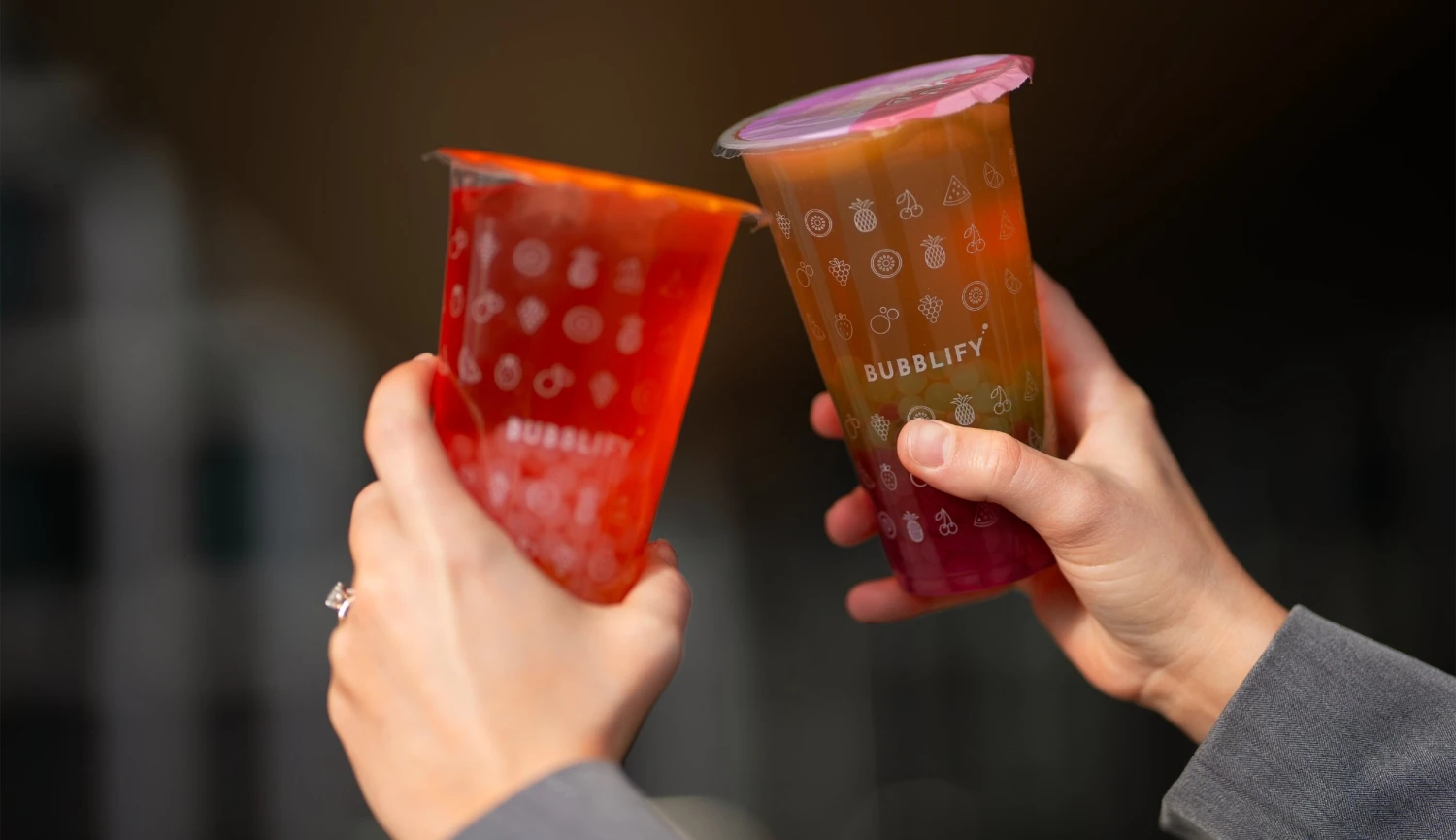 Místo piva nebo kávy čaj s tapiokovými kuličkami? Obliba bubble tea v Česku roste