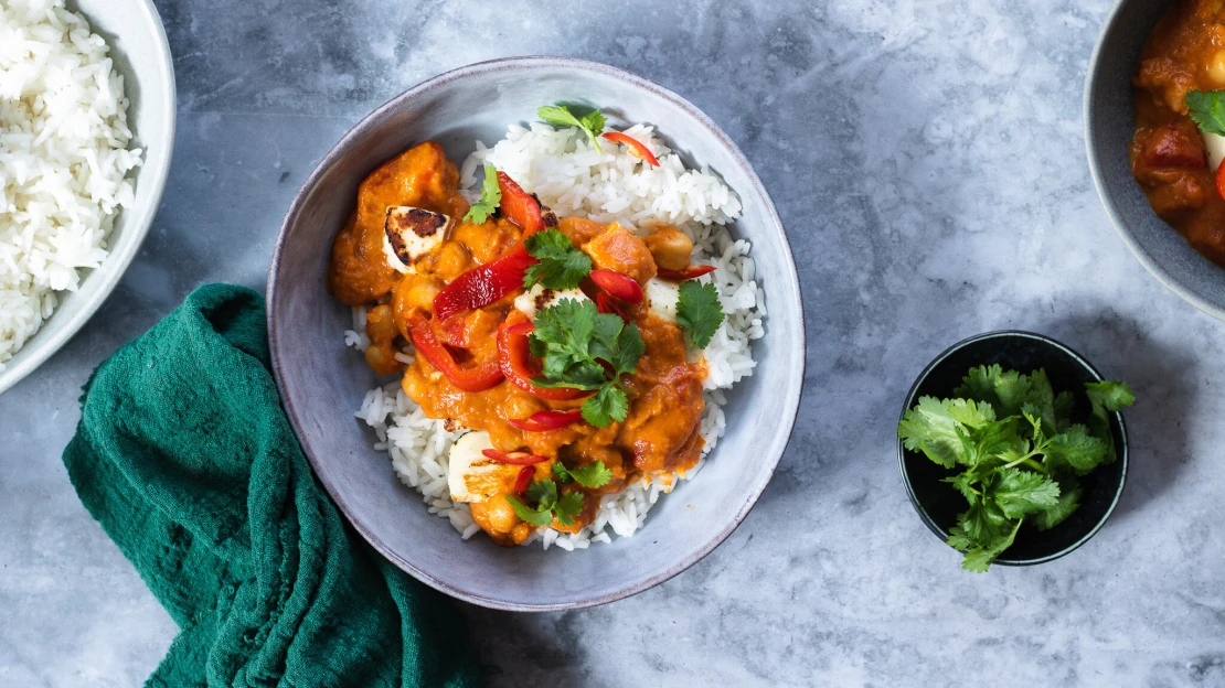 Nevšední halloumi kari. Voňavá fúze přesvědčí nejen vegetariány