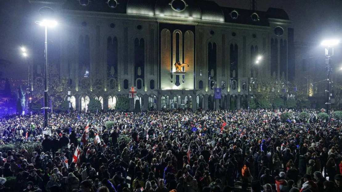 Ranní přehled: Gruzie čelí protestům, demonstrantům se nelíbí odklon od Evropské unie