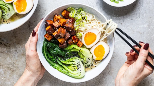 Rychle, zdravě &amp; bez masa. Ramen s&nbsp;tofu uvaříte za 20 minut