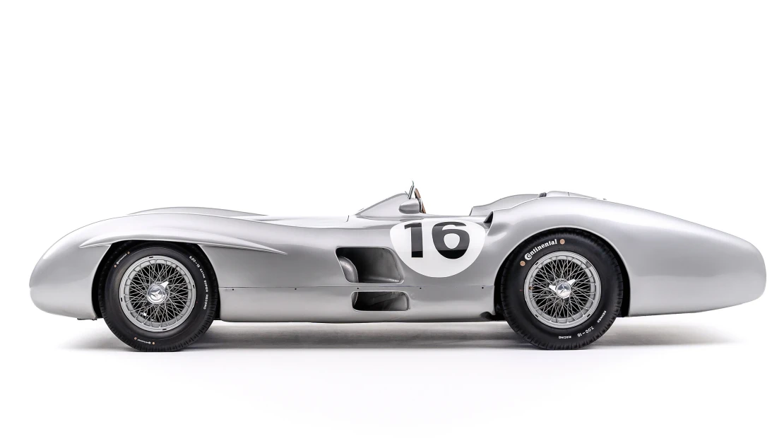 Řídil ho i Sir Stirling Moss. Mercedes za víc než miliardu míří do aukce