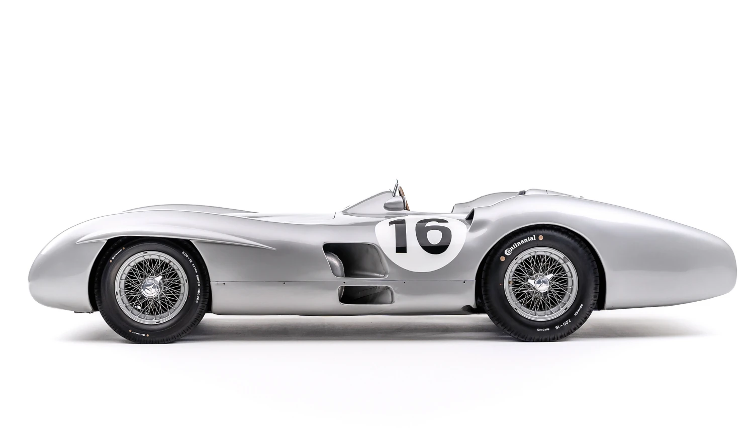 Řídil ho i Sir Stirling Moss. Mercedes za víc než miliardu míří do aukce