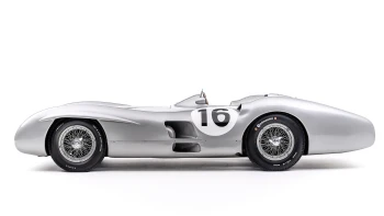 Řídil ho i&nbsp;Sir Stirling Moss. Mercedes za víc než miliardu míří do aukce