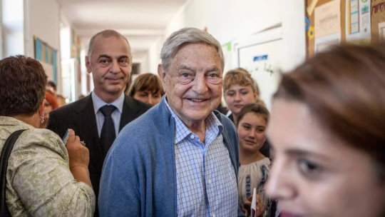 Nenáviděný finančník, který přivodil pád britské libry. Na čem zbohatl George Soros?